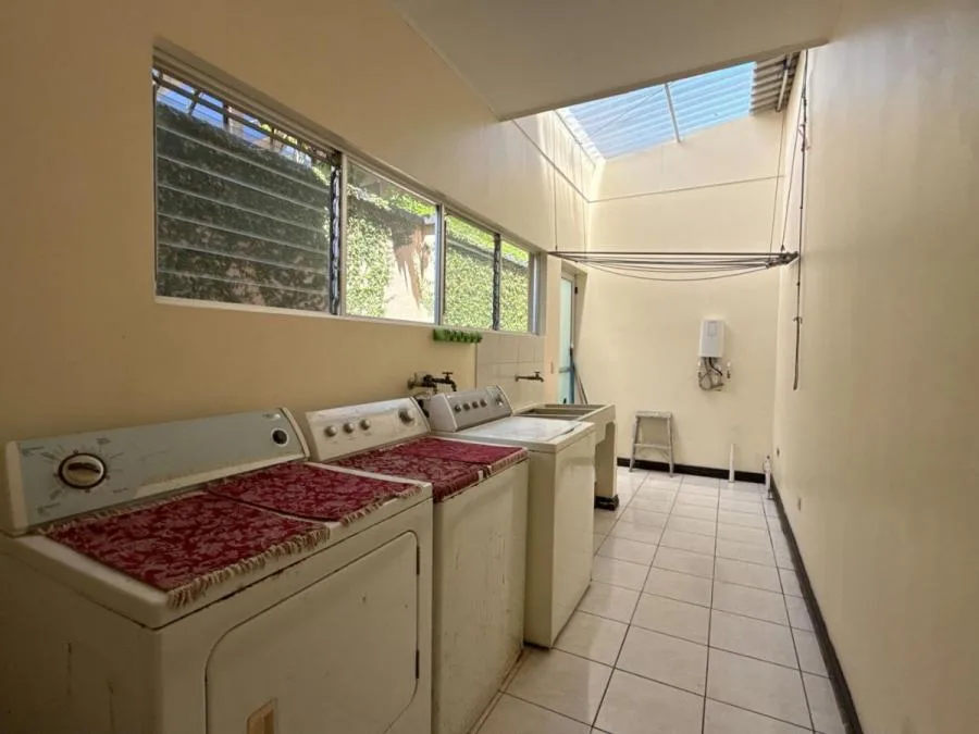 Amplia casa estilo colonial con piscina, toboganes y grandes espacios para disfrutar #26-1684 GS - Venta en Mora — photo 5