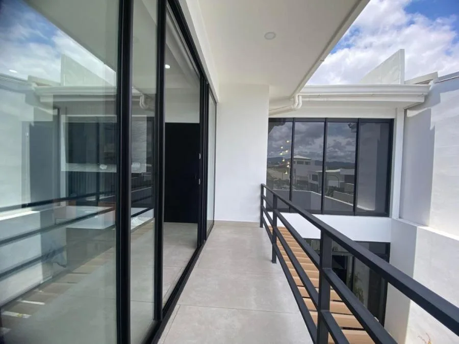 Casa Moderna 2 Hab con Jardín en Condominio #26-522 GS - Venta en Escazú