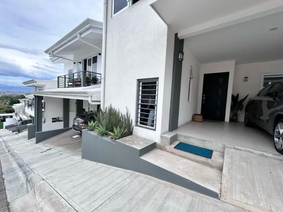 Oportunidad en Santa Ana: Vista Panorámica + Alta Rentabilidad en Condominio Premium - Venta en San José