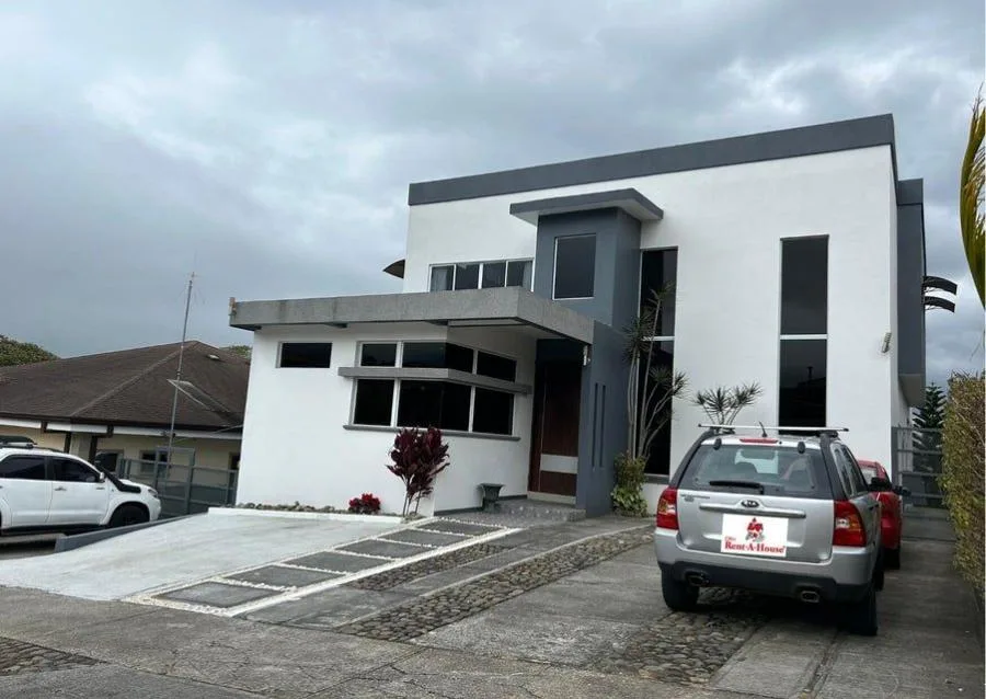 Viva en esta moderna casa en Lomas del Surquí en Heredia RAH 23-2591 - Venta en San Isidro