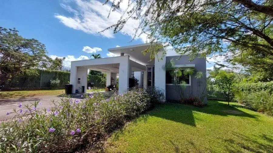 CASA EN VENTA CON AMPLIO LOTE EN LA GARITA, ALAJUELA RAH 231782 - Venta en Alajuela