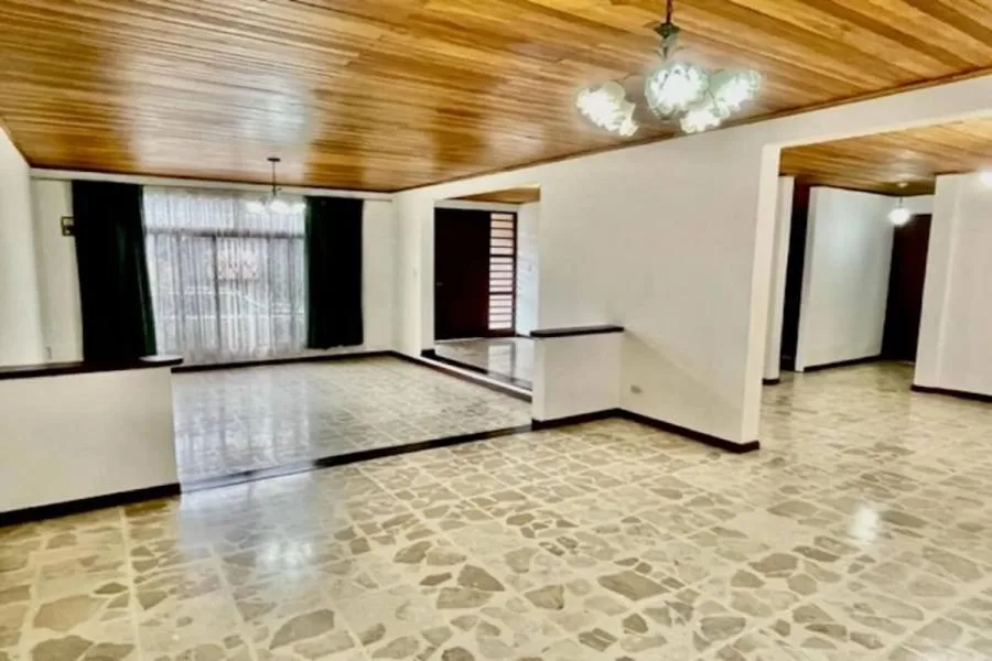 Venta de casa con uso mixto en Los Yoses, San José #RC1935 $275.000 - Venta en San Pedro