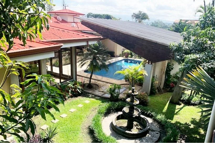 Venta de casa independiente con Piscina en San Rafael, Escazu US$ 890.000 #6569 - Venta en Escazú