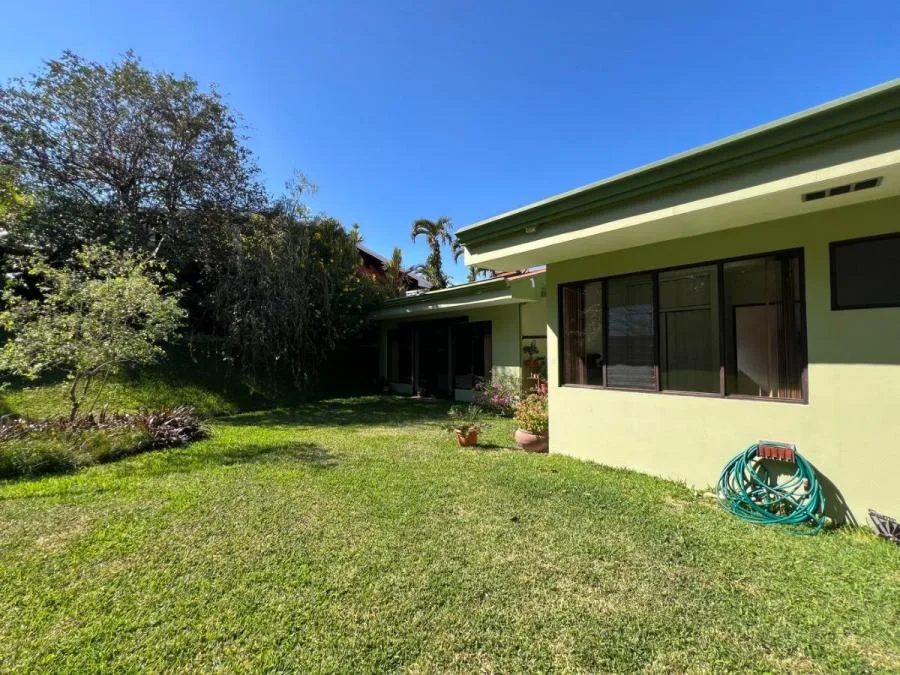 Venta de Espectacular Casa en Guachipelin / Mls. 26-1295 OFC JB - Venta en Escazú