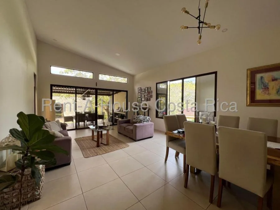 Casa Moderna de Una Planta en Piedades con Estudio Independiente y Jardines Amplios - Venta en Santa Ana