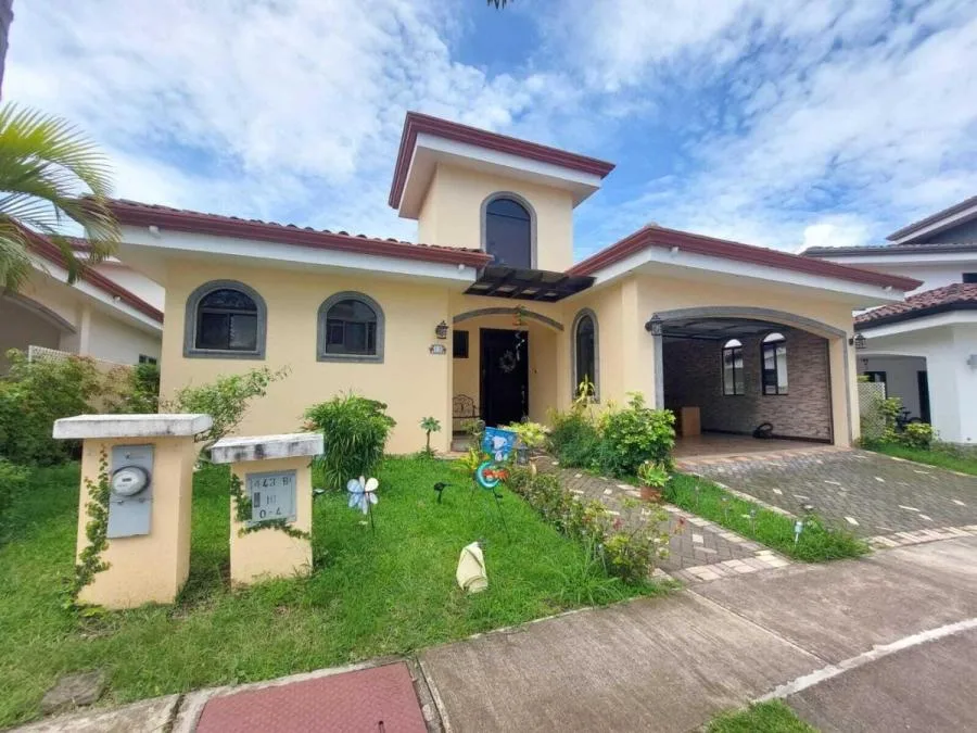 Venta de Casa en Santo Domingo Heredia con Habitación en Primer Piso / MGA - Venta en Santo Domingo