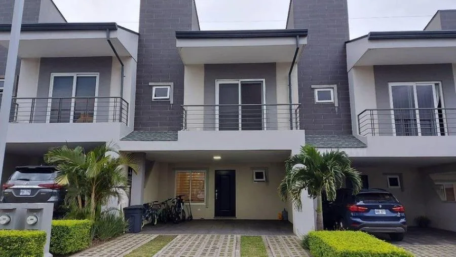 En Venta bella casa en condominio en Guachipelin (cede deuda) KPA - Venta en Escazú