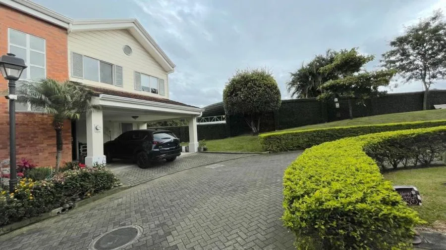 VENTA DE CASA EN CONDOMINIO EN  SAN RAFAEL DE ESCAZU PBR - Venta en Escazú