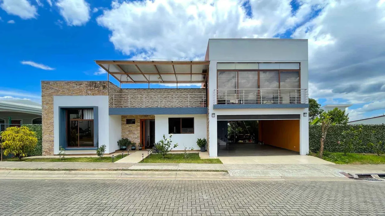 Casa De Una Planta En Venta En Montezuma, Grecia Costa Rica – 405 m², 4 Habitaciones, Oficina, Doble Lote - Venta en Grecia
