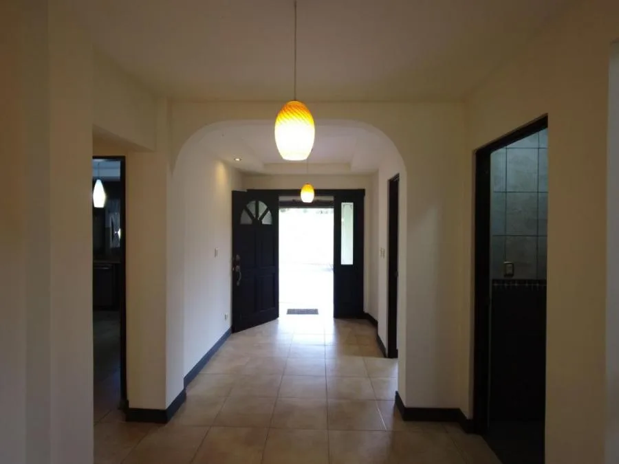 Amplia y Cómoda Casa en Venta en Goicoechea, San José. - Venta en Goicoechea — photo 4