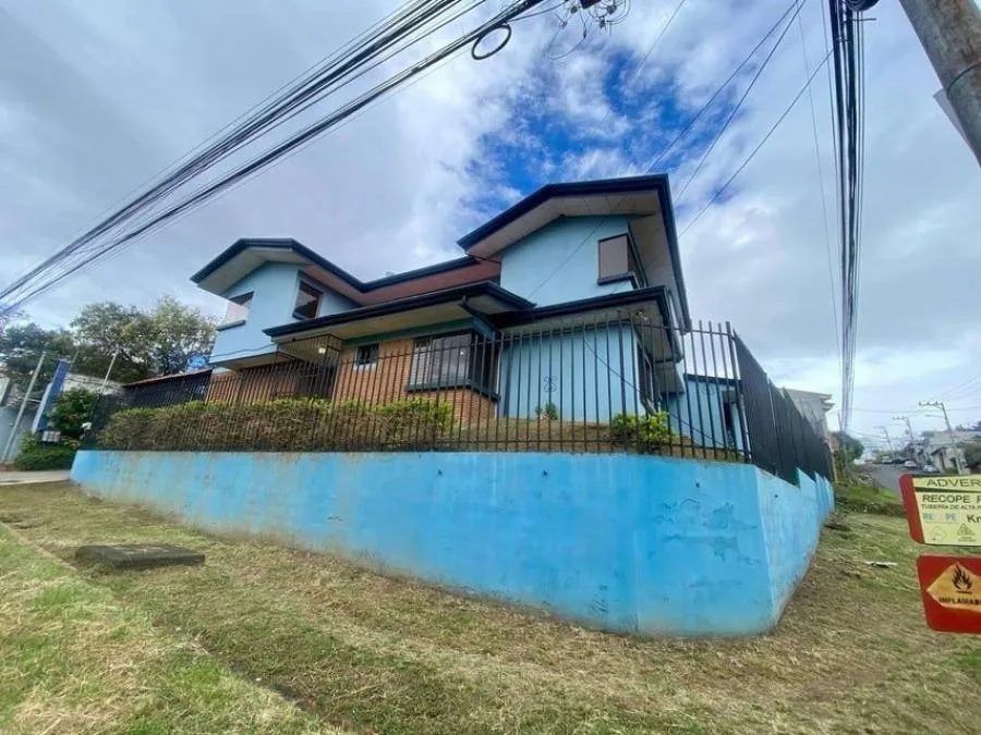 SE VENDE CASA EN SANTO TOMAS DE HEREDIA PBR - Venta en Santo Tomás