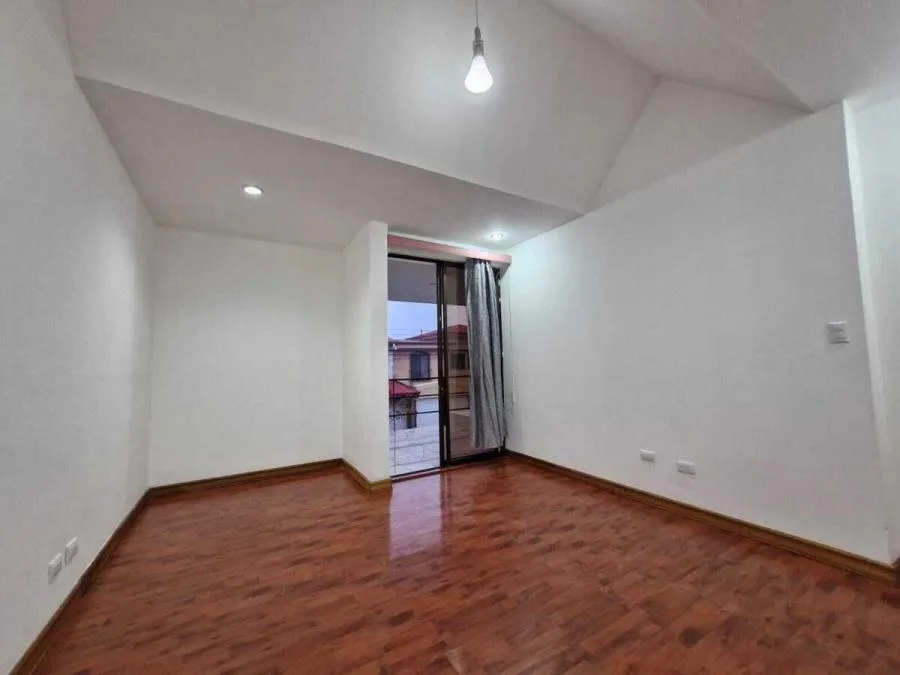 Venta de casa en Residencial Quizarco, Santo Domingo de Heredia US$ 240,000 #5898 - Venta en Santo Domingo — photo 2