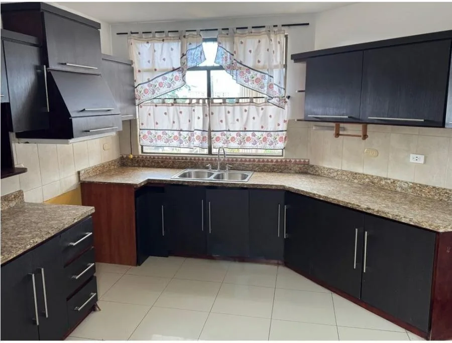 Venta de casa en condominio Brisas del Este, San Rafael de Montes de Oca US$220,000 #JM58 - Venta en San Pedro — photo 2