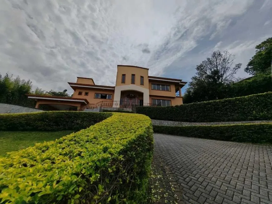 Venta de casa en el exclusivo Condominio Eco Residencial Villa Real en Santa Ana-Amplio Lote - Venta en Santa Ana