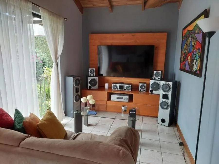 Casa con amplios espacios en exclusivo condominio en El Carmen de Guadalupe RAH 23494 - Venta en Goicoechea — photo 2