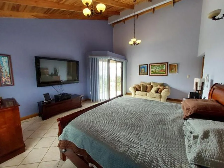 Casa con amplios espacios en exclusivo condominio en El Carmen de Guadalupe RAH 23494 - Venta en Goicoechea — photo 4