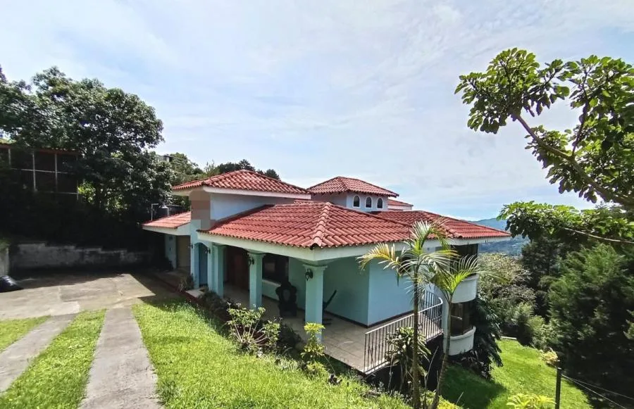 Venta de casa en lote de 1360 m2  con 7 habitaciones en Aserri  MGA - Venta en Aserrí