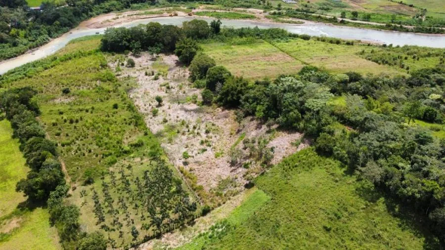 SE VENDE FINCA CERCA DEL RÍO CON POTENCIAL DE DESARROLLO - Venta en Perez Zeledón