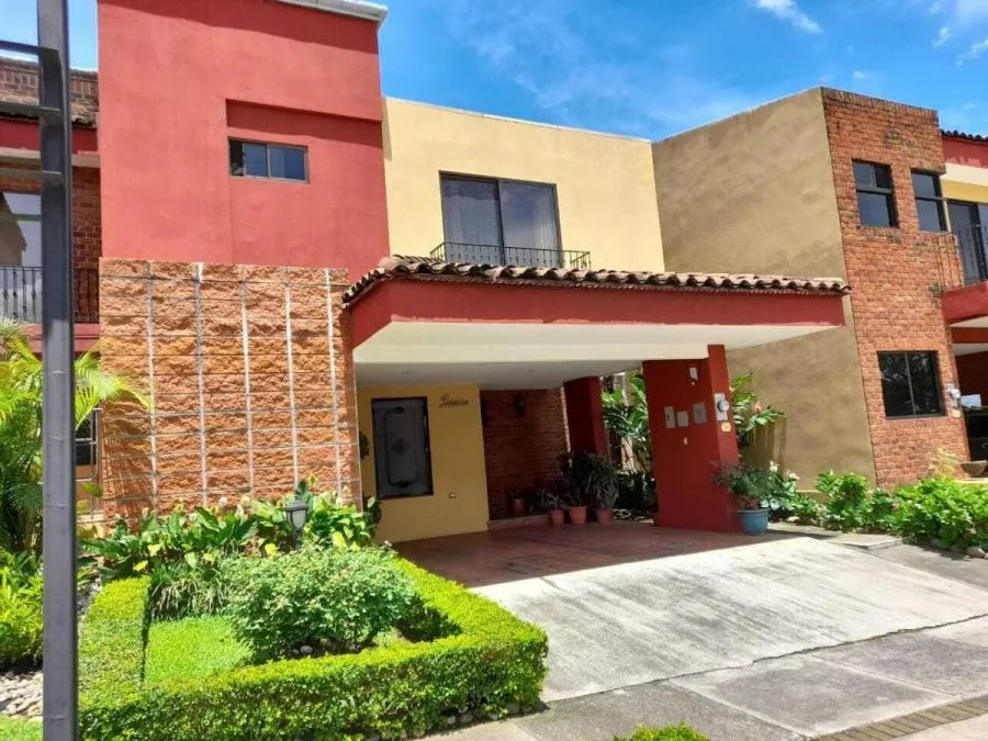 Casa de dos Niveles en Venta en Heredia, Belen - Venta en Belén