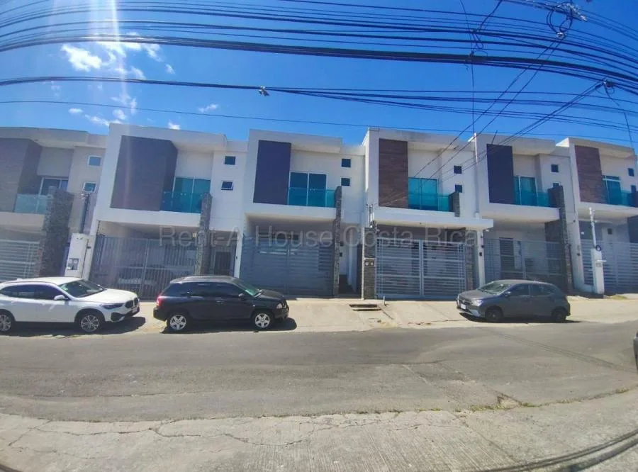 Casa contemporánea de 2 niveles con acabados de lujo, balcón y cocina moderna #26-1686 GS - Venta en San Rafael