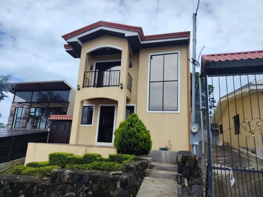 Venta de casa de dos plantas en Pacayas, Cartago $165,000 #DI003 - Venta en Pacayas
