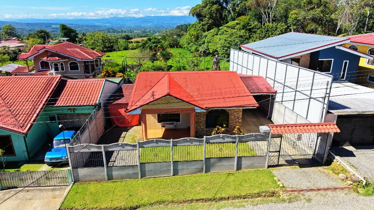 VENTA DE CASA CON LOTE PLANO EN LA BONITA DE RIVAS, PEREZ ZELEDON: PREPARADA PARA 2 PLANTAS - Venta en Pérez Zeledón