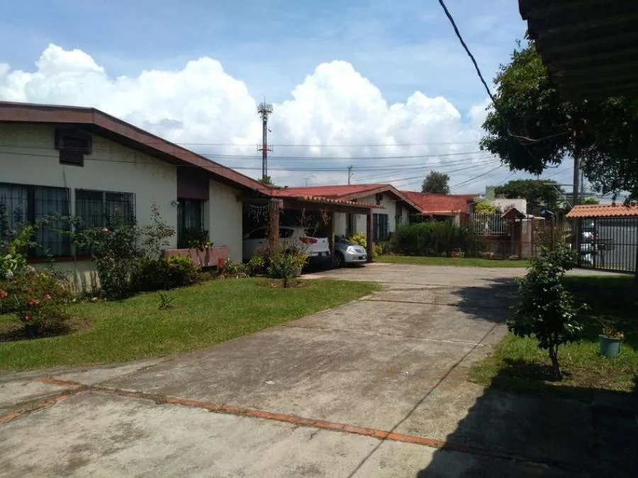 Venta de cuatro casas en amplio lote en Los Colegios de Moravia RAH 231160 - Venta en Moravia