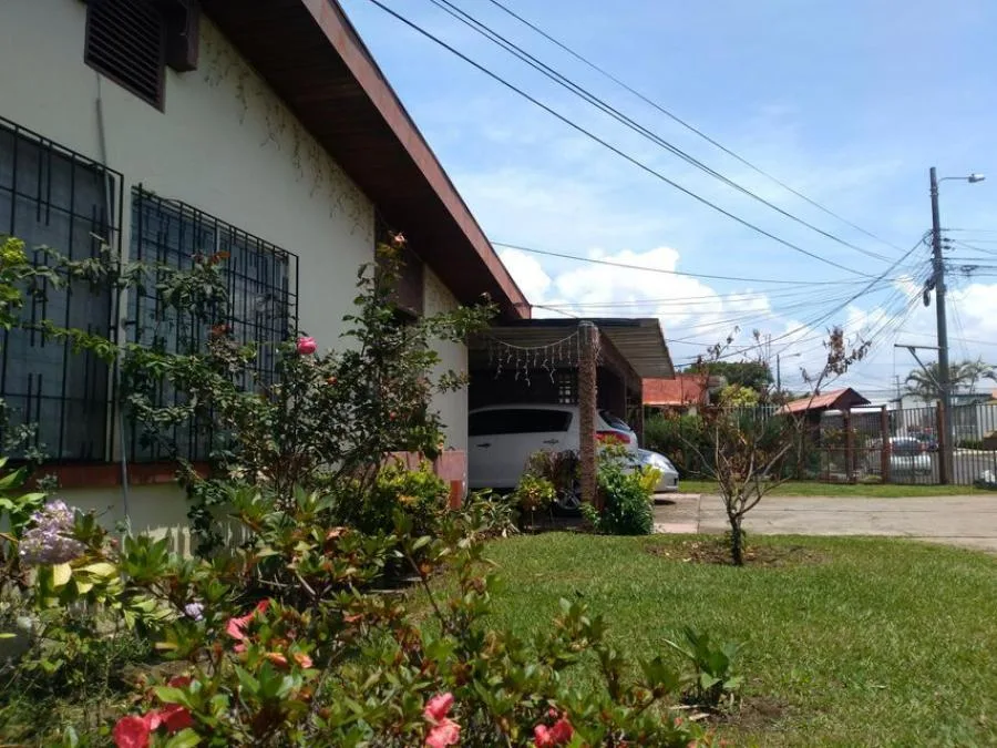 Venta de cuatro casas en amplio lote en Los Colegios de Moravia RAH 231160 - Venta en Moravia — photo 4