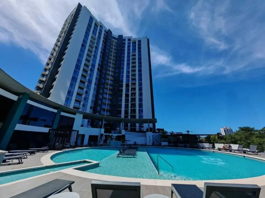 Venta de apartamento en piso 13 de condominio Núcleo Sabana, San José US$ 245,000 #7093  - Venta en San José