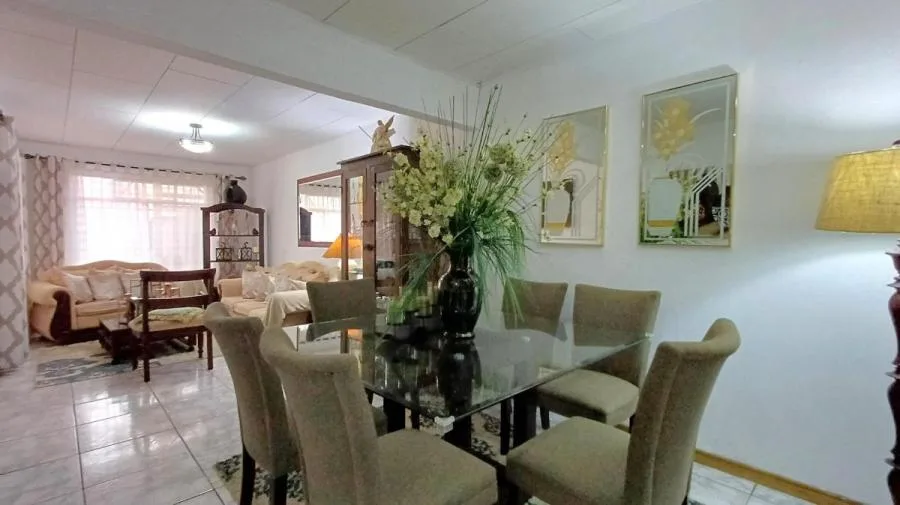 Venta de casa con apartamento en Residencial en Ipis Goicoechea - Venta en Goicoechea
