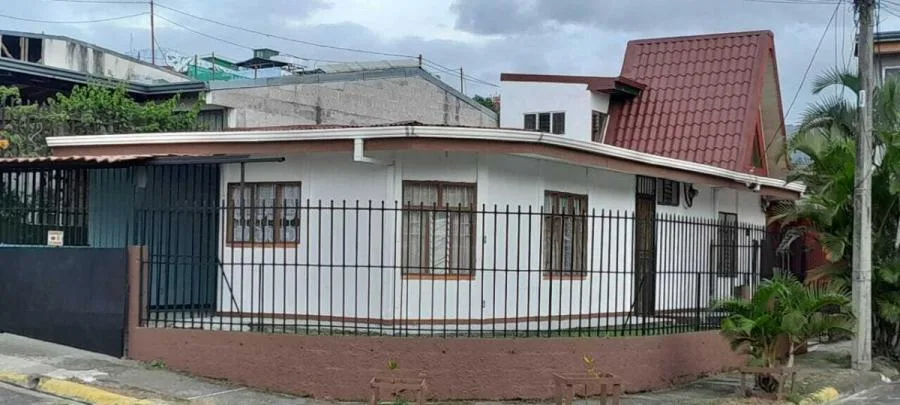 Venta casa de 3 habitaciones con patio y entorno tranquilo #26-1803 GS - Venta en Desamparados