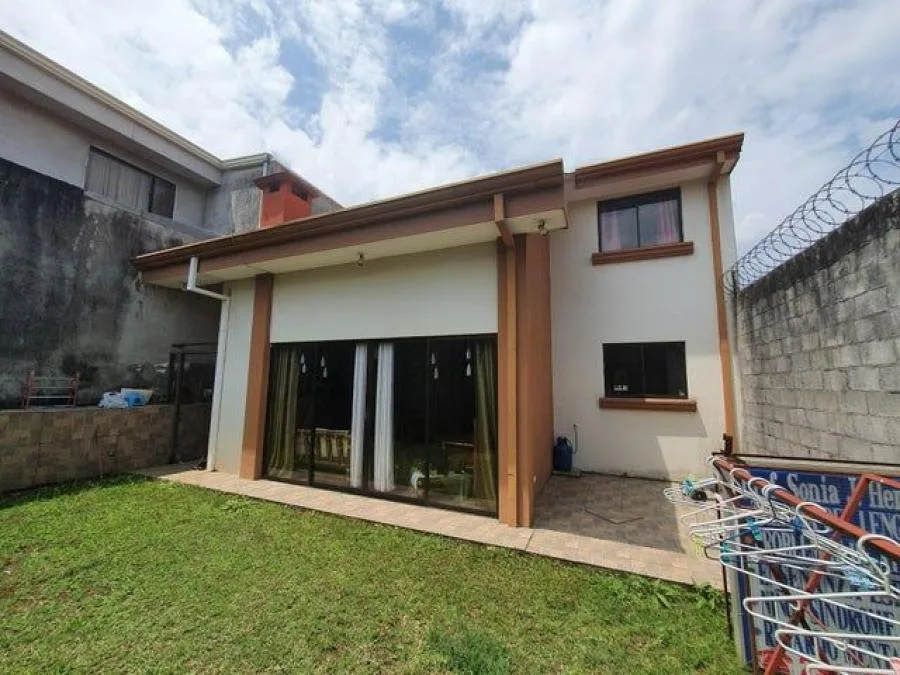 Casa con amplio jardin y espacio adicional para oficinas en Dulce Nombre de Coronado RAH 23858 - Venta en Vasquez de Coronado