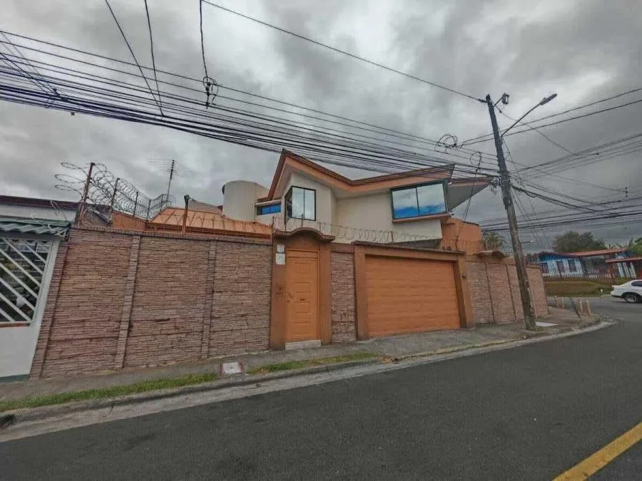 Venta de casa esquinera con uso mixto en El Carmen de Guadalupe US$ 350,000 #9916 - Venta en Guadalupe
