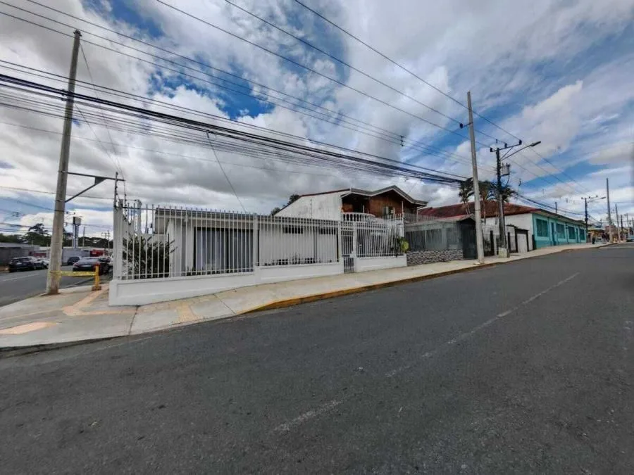 Venta de Propiedad con uso mixto en el centro de Curridabat #5943 - Venta en Curridabat
