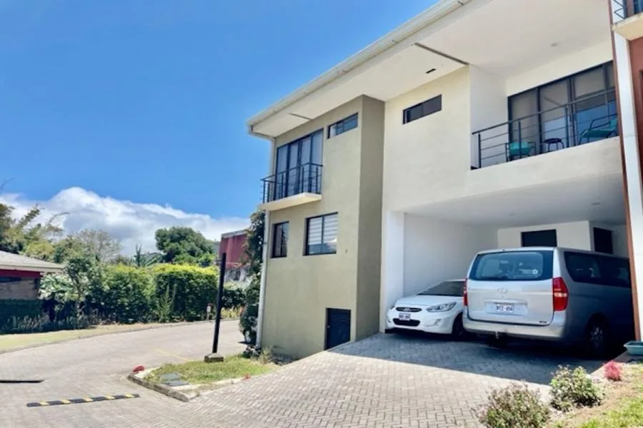 Venta de casa en condominio Vistas del Cafetal, Moravia $190.000 #LL133 - Venta en San Vicente