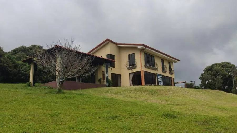 Casa ubicada en las montañas de San Rafael de Heredia con 7.223 m2 de lote RAH 23409 - Venta en San Rafael