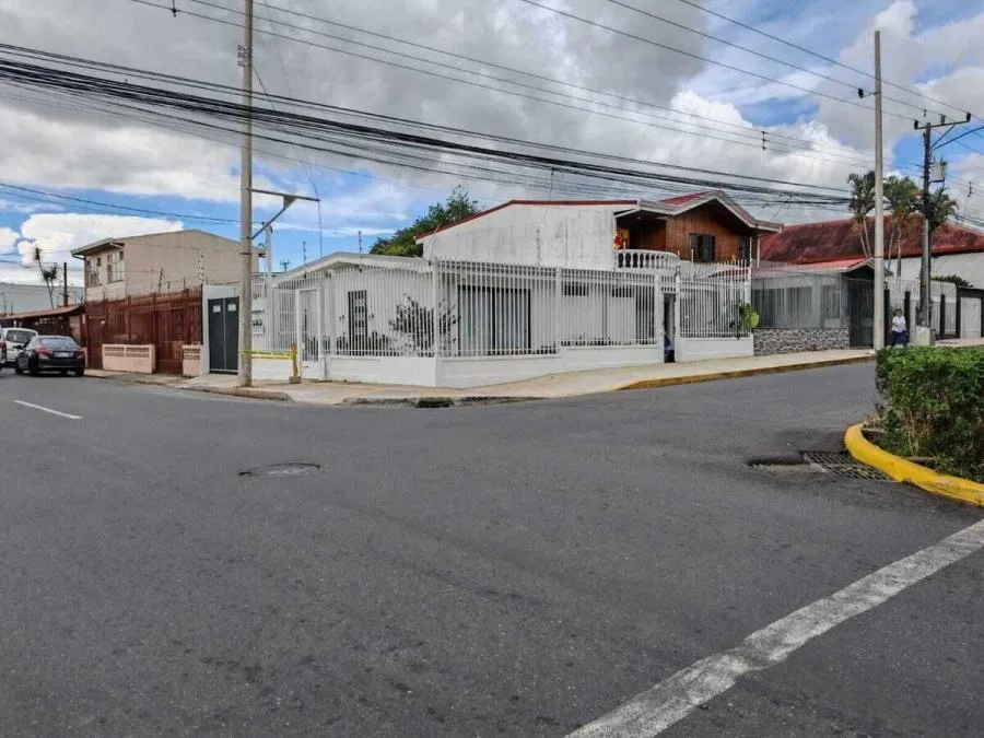Venta de Propiedad con uso mixto en el centro de Curridabat #5943 - Venta en Curridabat
