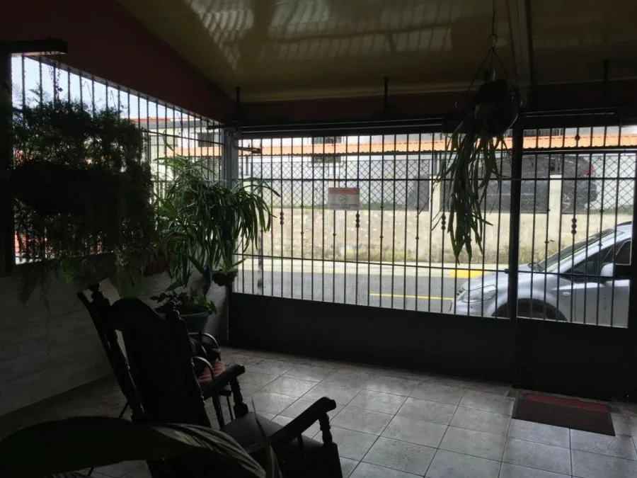 Hermoso penthouse moderno con grandes ventanas ideal para inversión en Torres de Heredia #26-1805 GS - Venta en Heredia
