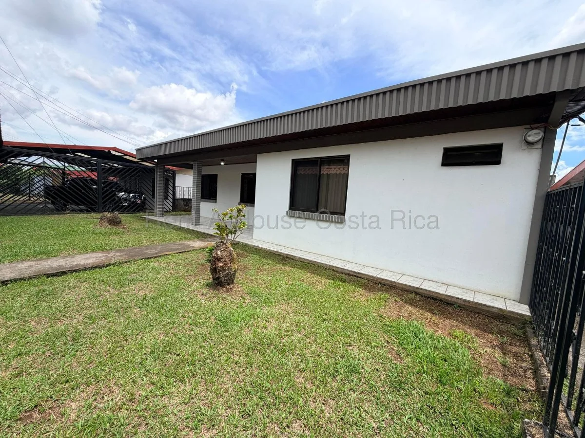 Venta de OPORTUNIDAD... Casa en San Pedro de Barva con Lote de 1061m2  - Venta en Barva