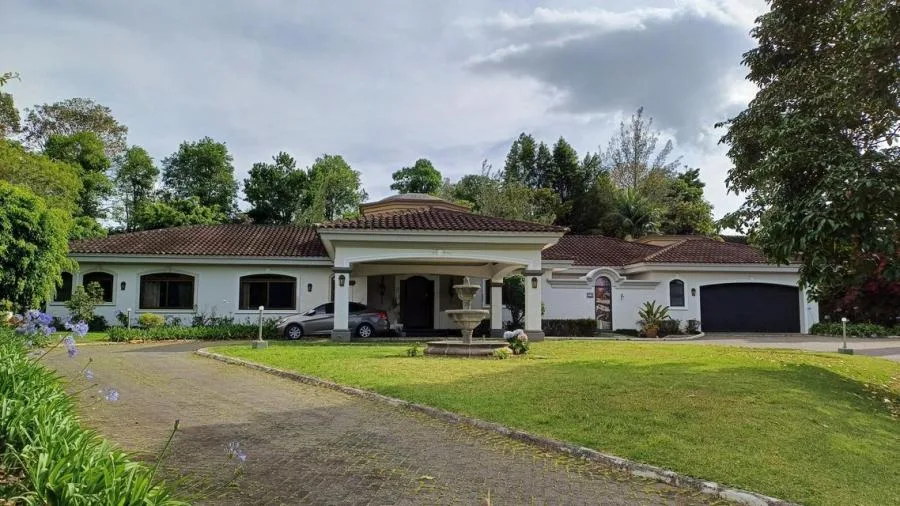 VENTA DE LUJOSA CASA EN MONTERAN CURRIDABAT  PBR - Venta en Curridabat