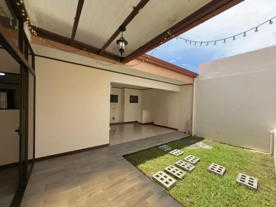Venta de casa de una planta en Santo Domingo de Heredia # DE004 - Venta en Santo Domingo — photo 3