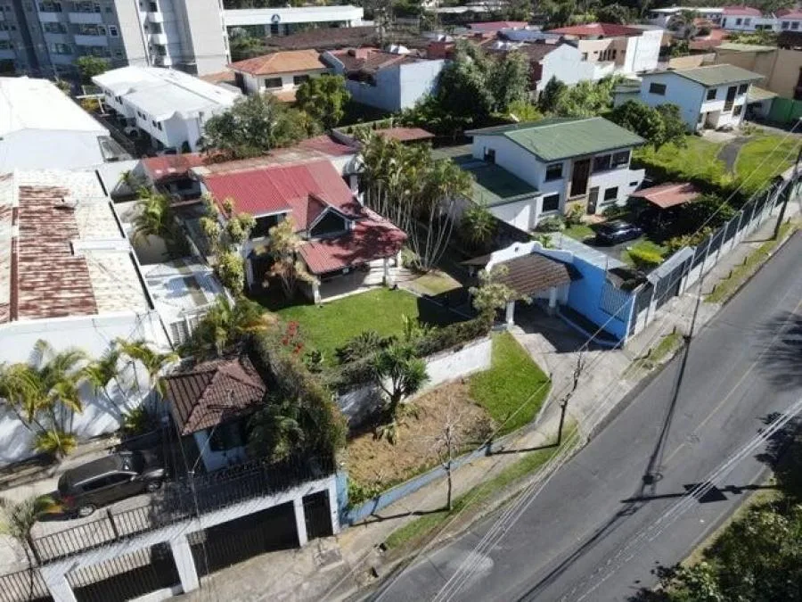 Venta de Casa con Uso de Suelo Mixto en Granadilla de Curridabat. RAH 26-449 - Venta en Curridabat
