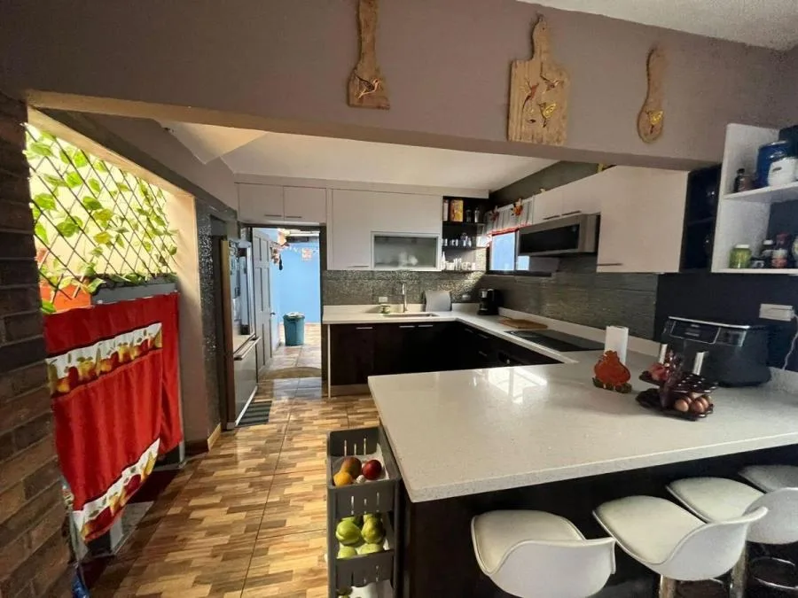 Venta de Casa con 5 habitaciones en Guadalupe Goicoechea MGA - Venta en Goicoechea