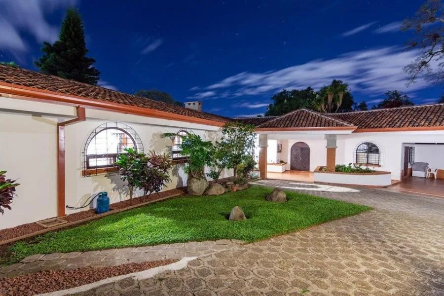 VENTA DE CASA EN SAN RAFAEL DE ESCAZU PBR - Venta en Escazú