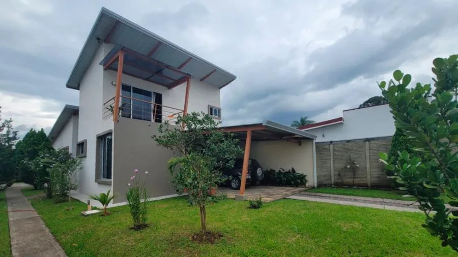 Casa Moderna Con Jardín Amplio – Sarchí, Alajuela - Venta en Sarchí Norte