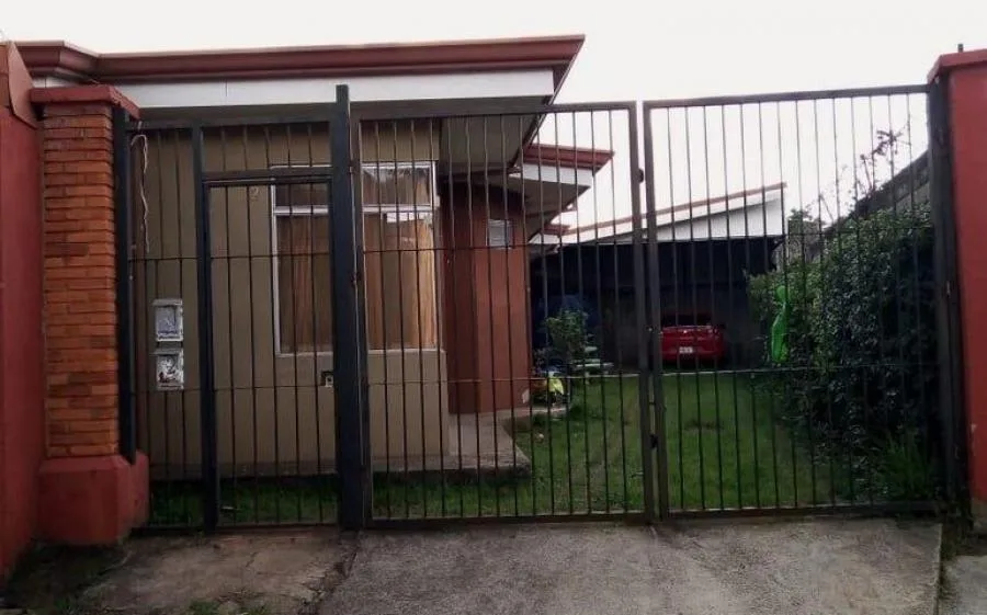 Venta  de propiedad con 2 Apartamentos - Venta en cerca al mall Las Flores