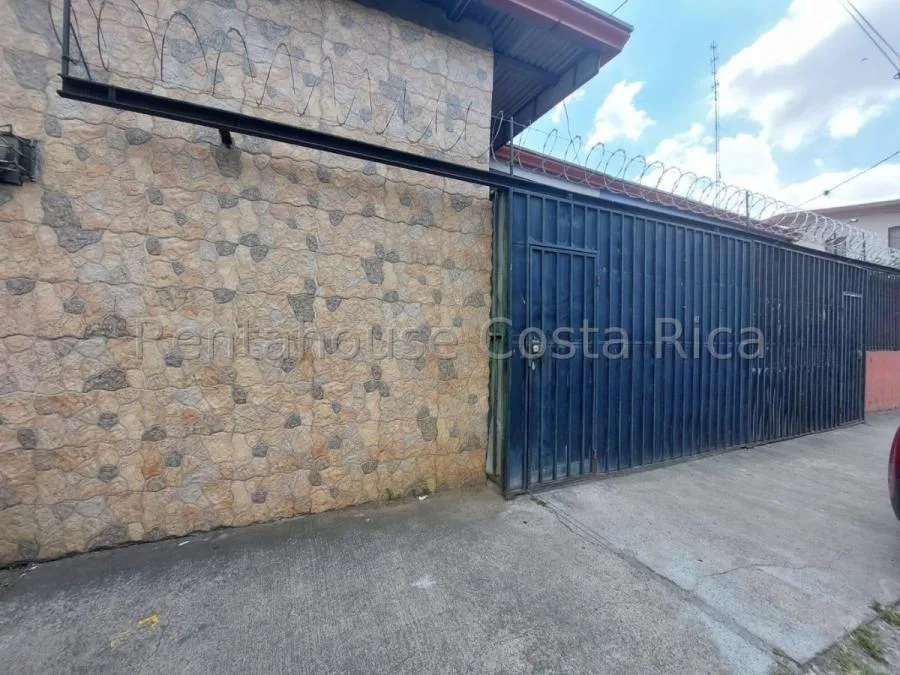 Amplio local comercial de 3 niveles con alto potencial para múltiples negocios #26-922 GS - Venta en Desamparados