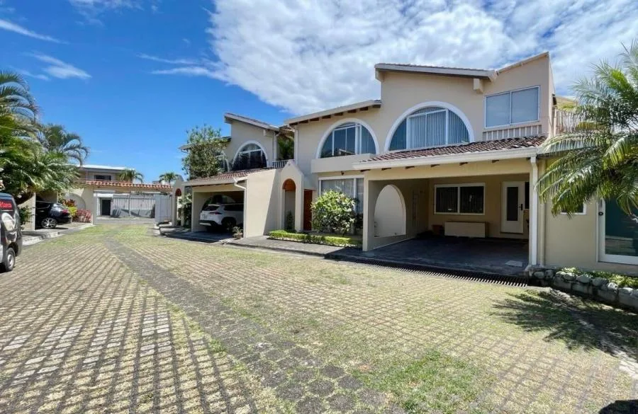CASA EN VENTA EN ESCAZU, MLS #26-986 - Venta en Escazú