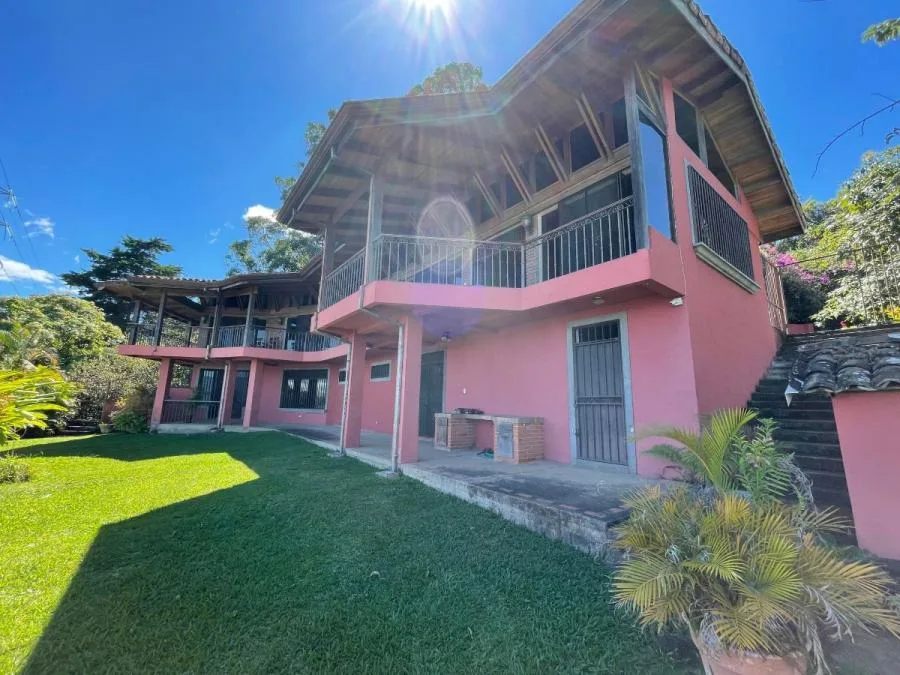Casa en Venta en la Montaña Ubicada en San Jose, Escazu  - Venta en Escazú