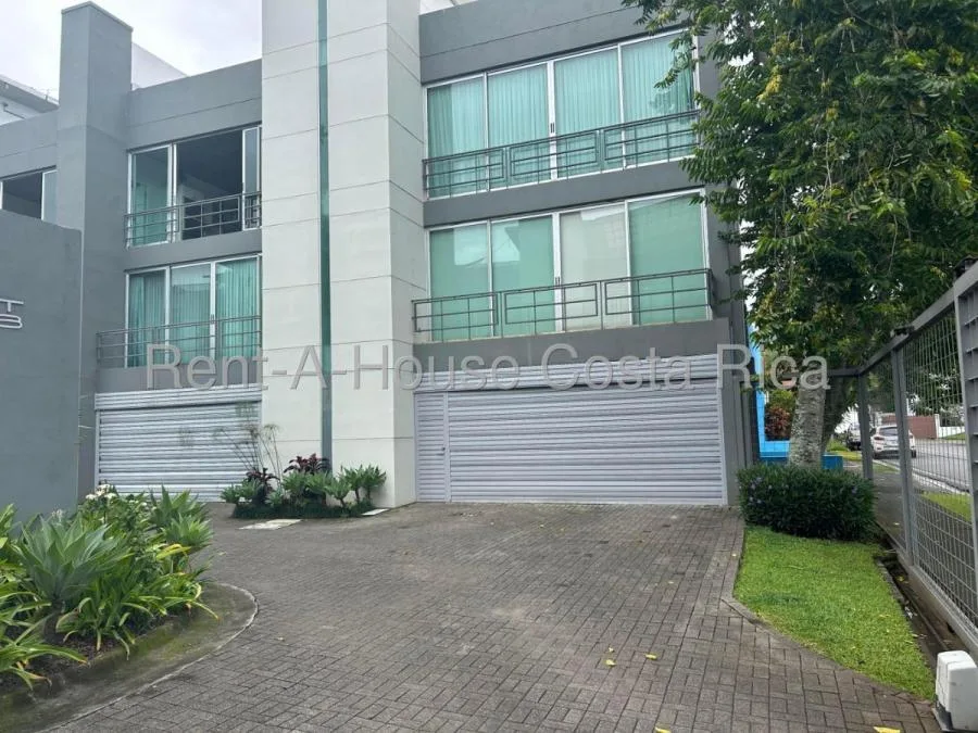 Loft remodelado con terraza y 3 parqueos pet friendly en Escazú 26-763 GS - Venta en Escazú